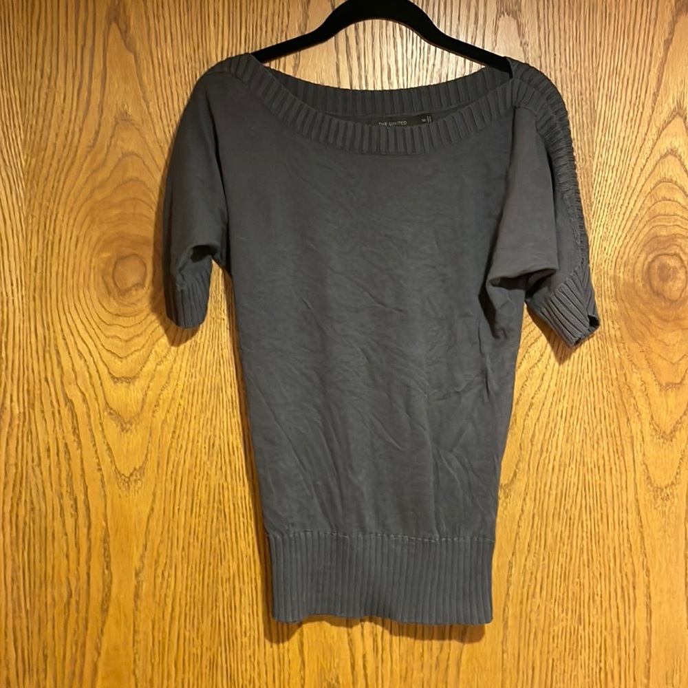 Limited short sleeve sweater top. Gray XS